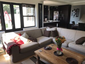 Casa familiar, varias camas, para no fumadores | Área de sala de estar