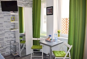 Studio Suite, 1 Queen Bed, Kitchenette, Courtyard View | Living area | 70-cm flat-screen TV with cable channels, TV