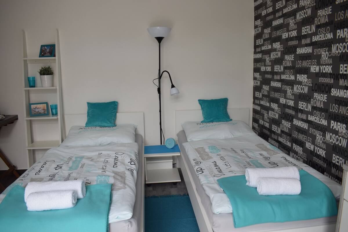 Studio Suite, 2 Katil Bujang (Single), Kitchenette, Courtyard View | Ruang tamu | 70 cm televisyen skrin rata dengan kabel, TV
