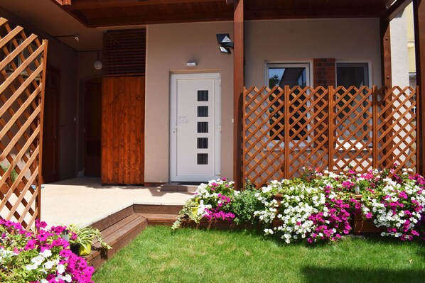 Studio Suite, 1 Queen Bed, Kitchenette, Courtyard View | Terrace/patio