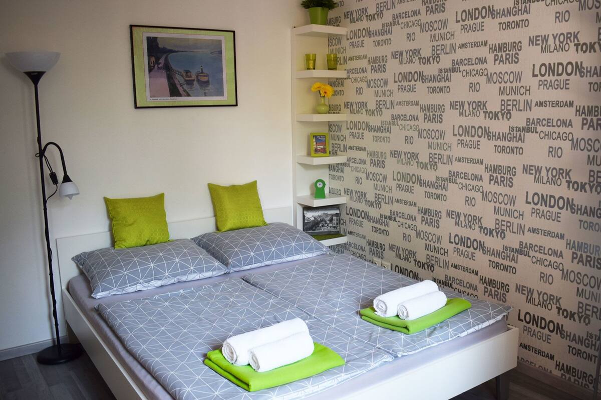 Studio Suite, 1 Katil Ratu (Queen), Kitchenette, Courtyard View | Langsir/tirai gelap terus, seterika/papan seterika, Wi-fi percuma
