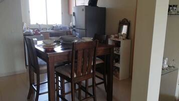 Studio, 1 Double Bed, Non Smoking | In-room dining