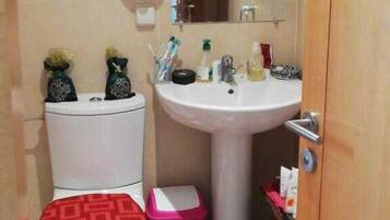 Studio, 1 Double Bed, Non Smoking | Bathroom | Shower, free toiletries, towels