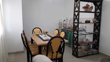 Departamento estándar, 1 habitación, baño privado | Área de sala de estar