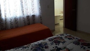 Căn hộ Tiêu chuẩn, 1 phòng ngủ, phòng tắm riêng | 1 phòng ngủ, bàn, bàn ủi/dụng cụ ủi quần áo 