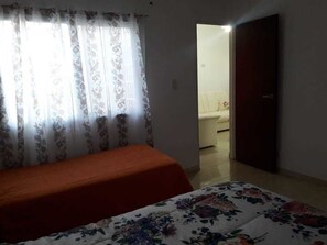 Apartamento estándar, 1 habitación, baño privado | 1 dormitorio, escritorio, tabla de planchar con plancha y wifi gratis