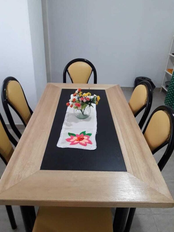 Appartement Standard, 1 chambre, salle de bains privée | Restauration dans la chambre