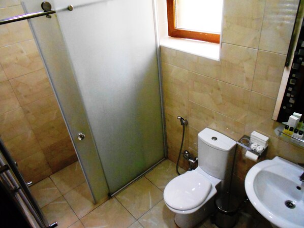 A bathroom with a toilet, bidet, and sink. - Sheki Park (Sheki)