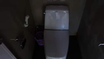 Standard Homestay | Banheiro | Chuveiro, toalhas de banho