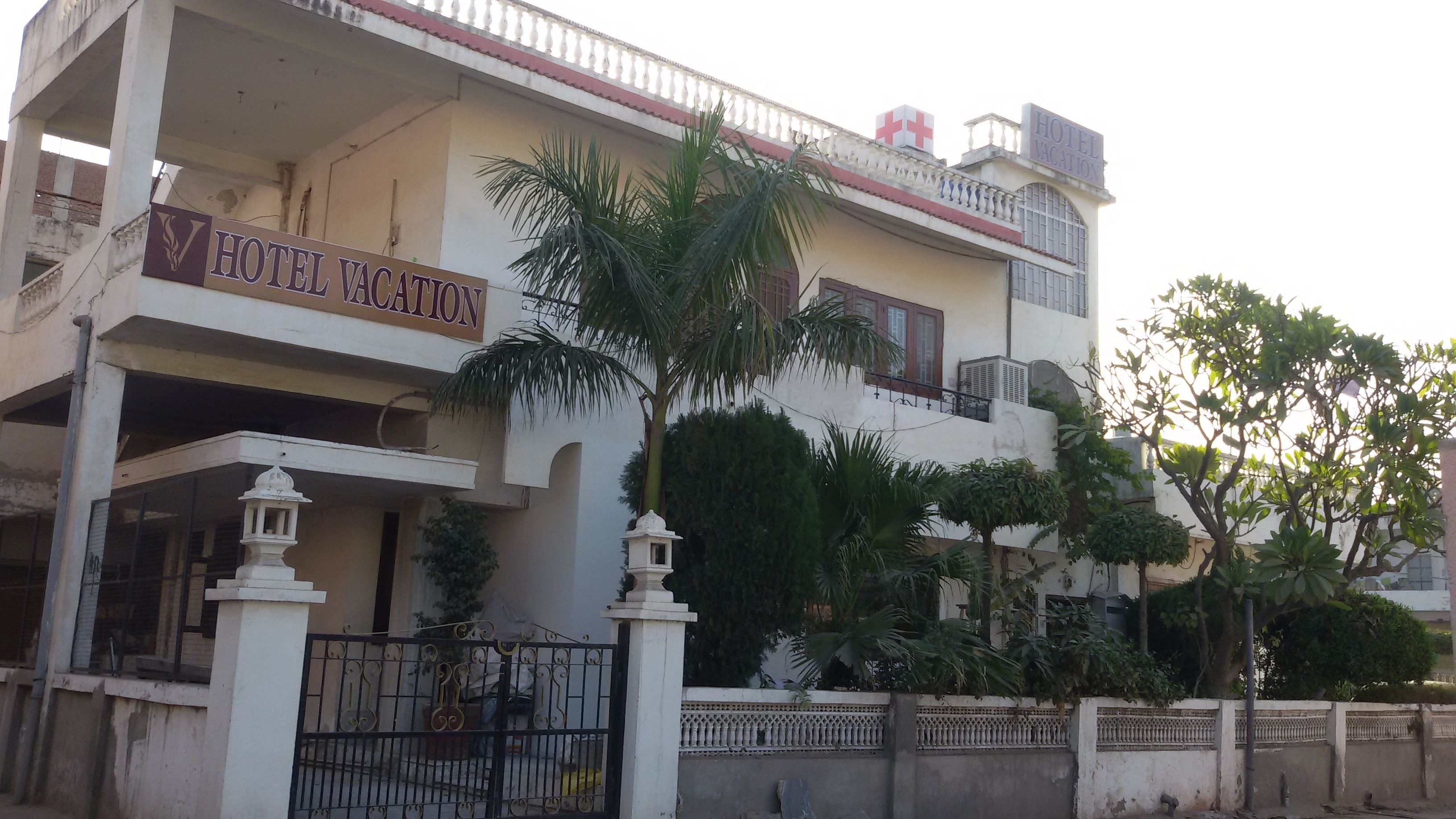 Un edificio de dos pisos con un cartel que indica que es un hotel.