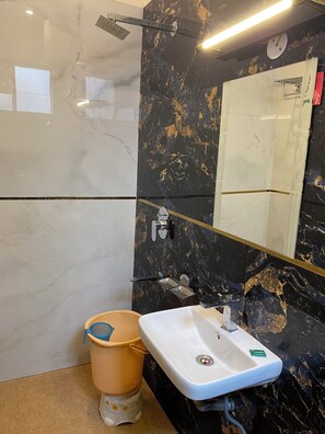 Ducha, toallas, jabón, papel higiénico