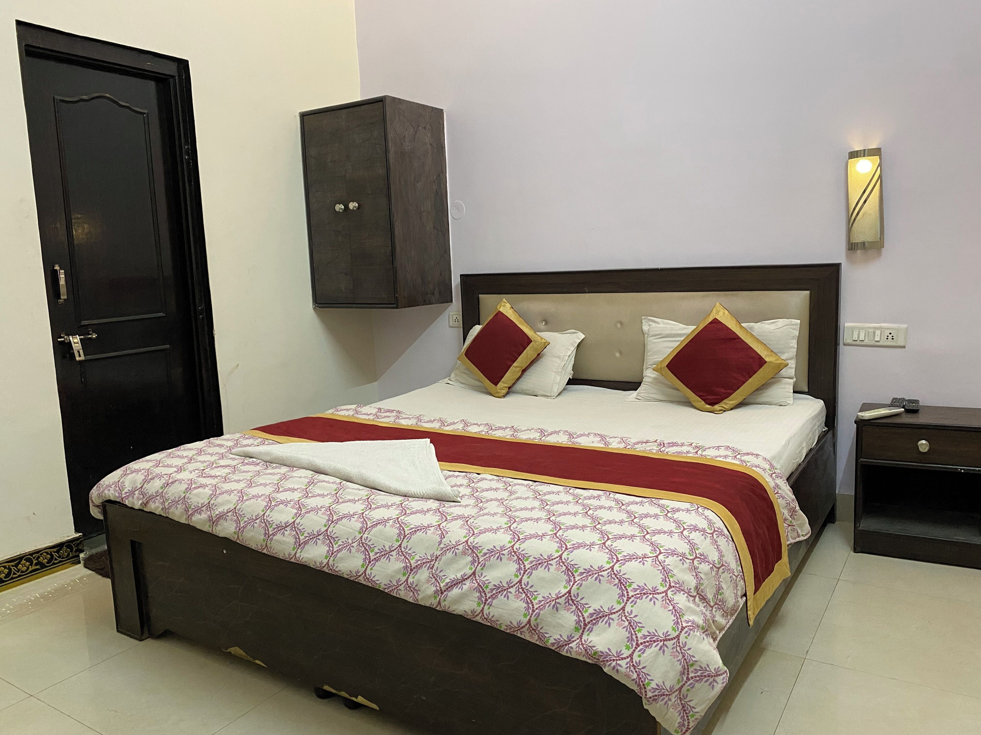 deluxe executive bedroom | blackout curtains, free wifi, bed sheets