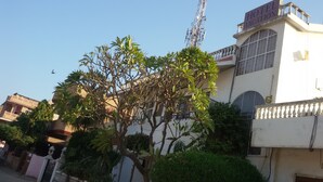 Un hotel con un letrero que dice "HOTEL VACATION" y un amplio ventanal.