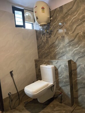 Quarto luxo, 1 cama King | Banheiro | Chuveiro, toalhas de banho, sabonete, papel higiênico