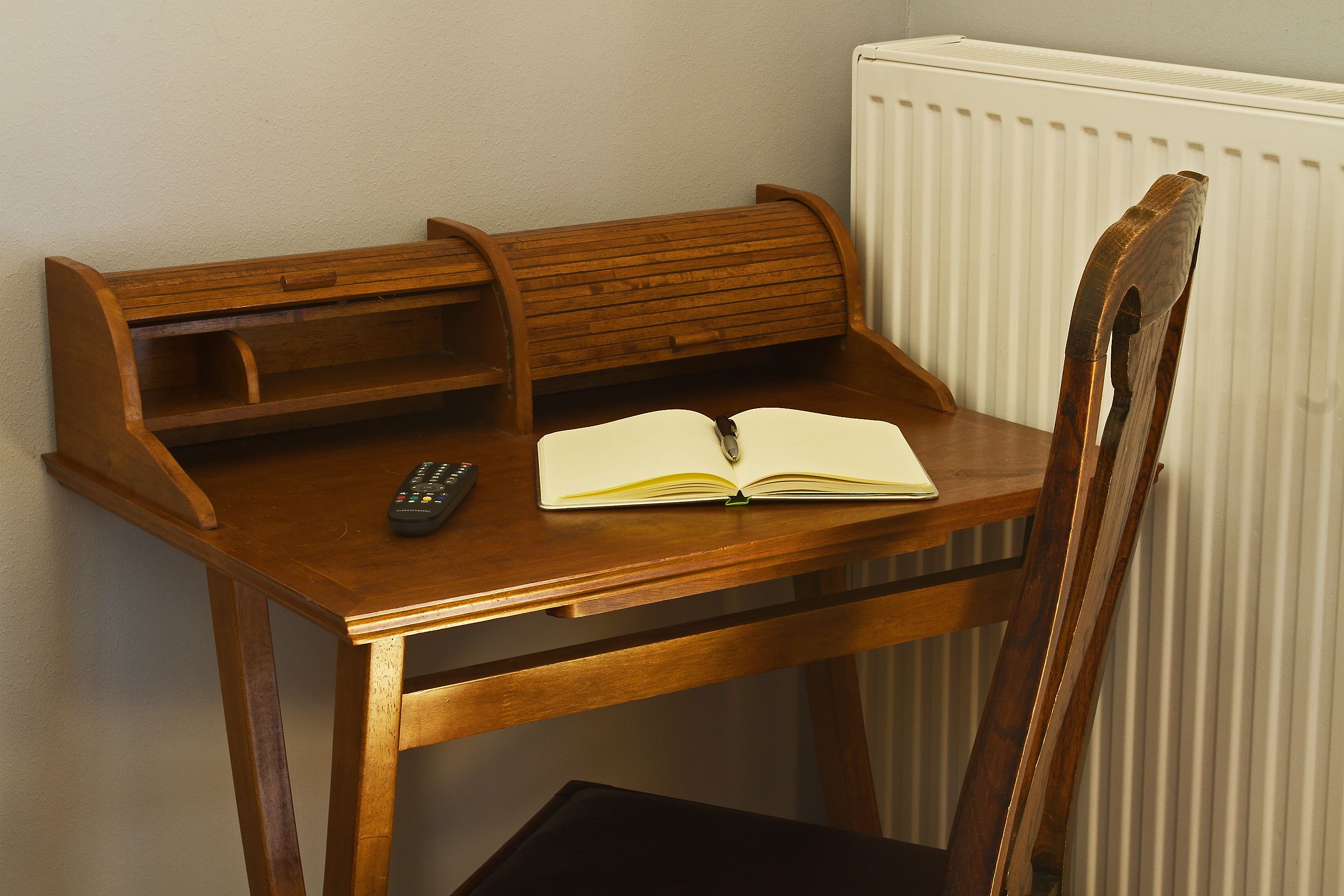 studio | living area | flat-screen tv