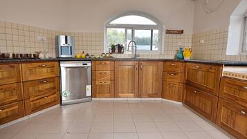 Appartement Design, 1 chambre | Cuisine privée | Réfrigérateur dans l'espace commun, micro-ondes, plaque de cuisson