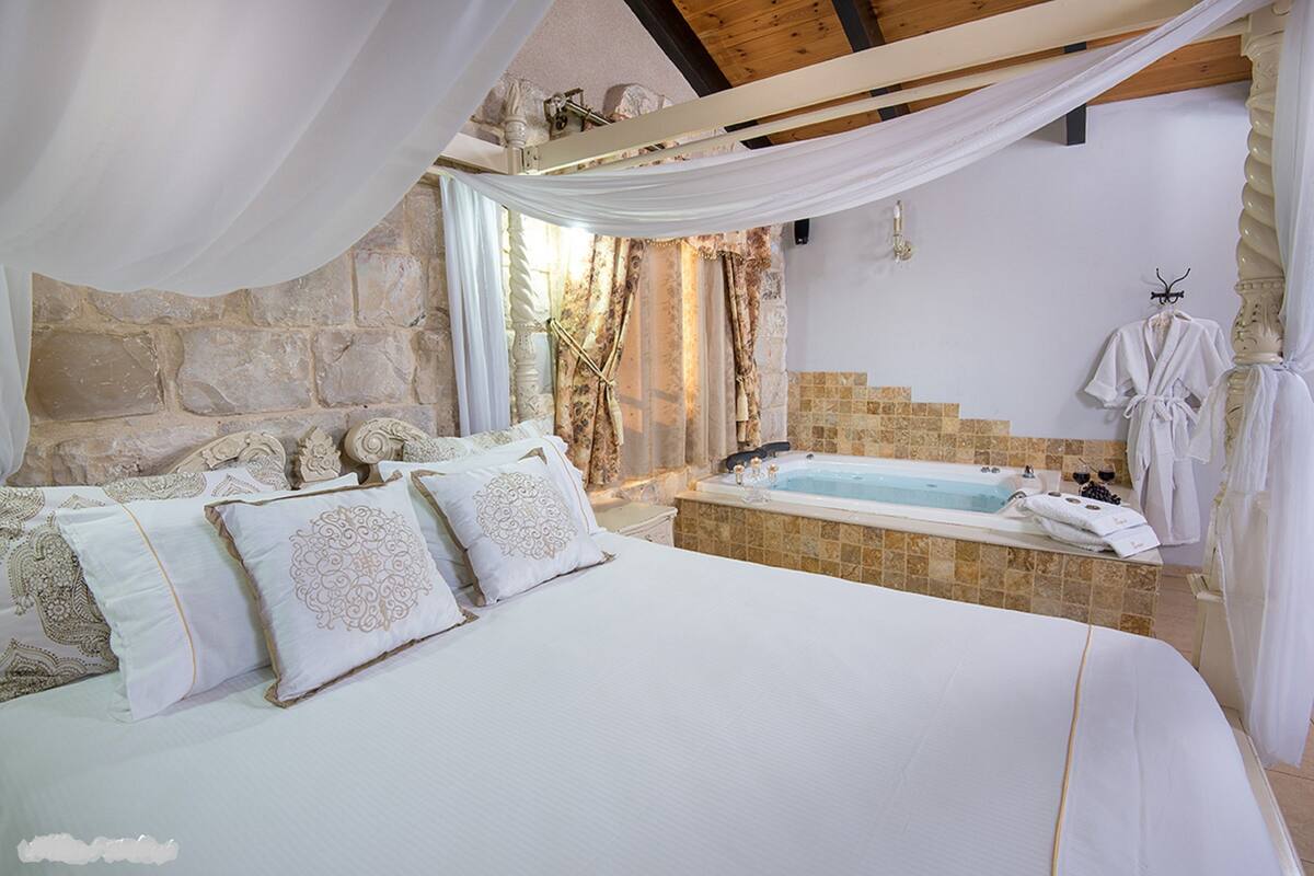 1 bedroom, premium bedding, pillow-top beds, desk