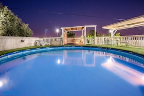 Piscine extérieure, parasols de plage, chaises longues