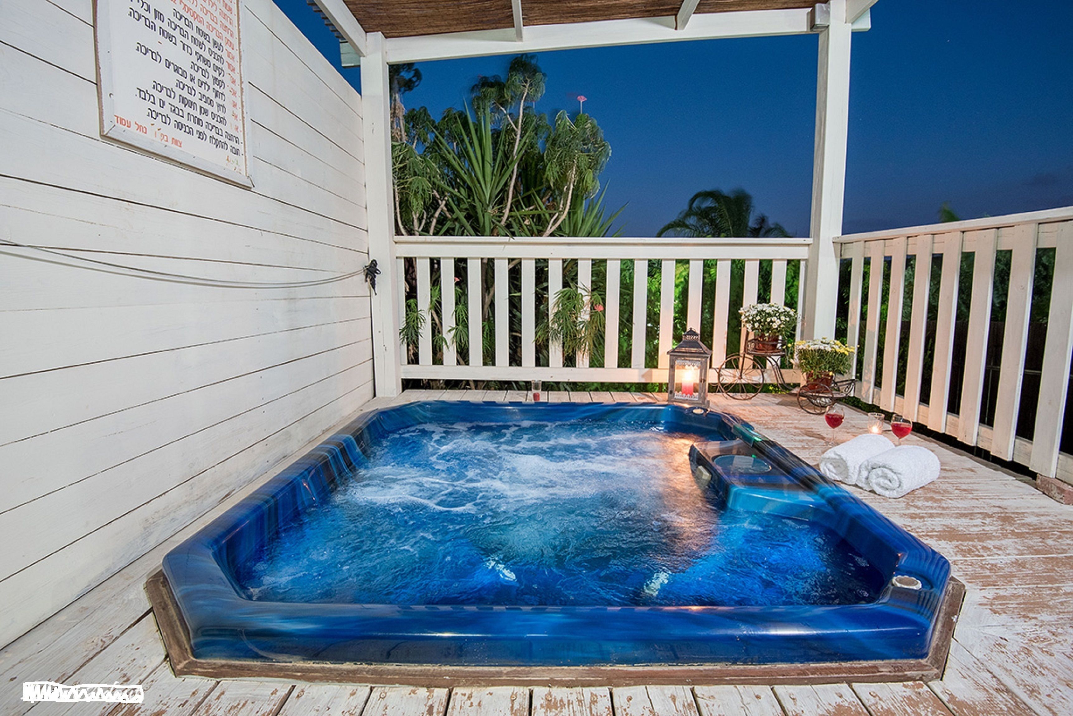 Outdoor spa tub