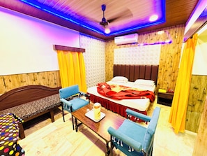 Premium bedding, down duvets, in-room safe, desk - Shri Ganesh Hotel (Abu Road)