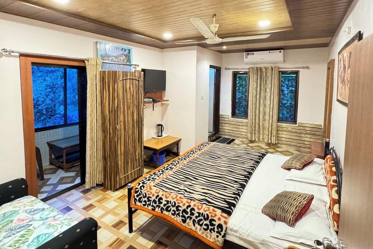 Une chambre à coucher avec un lit, un bureau, une chaise et une fenêtre.