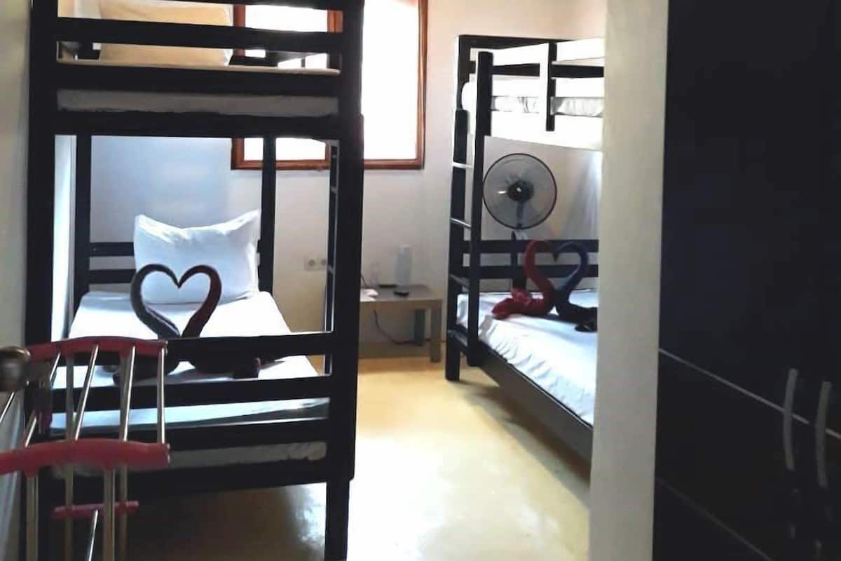Habitación cuádruple básica, varias camas, vista parcial al océano, junto a la playa | Decoración personalizada, muebles diferentes y wifi gratis
