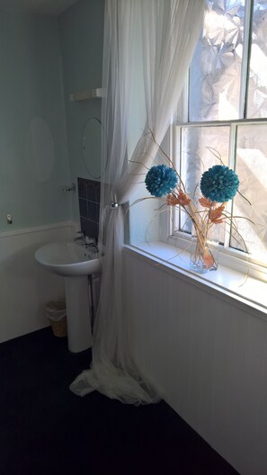 Dusche, kostenlose Toilettenartikel, Handtücher