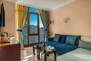 Minibar, caja de seguridad en la habitación y escritorio 