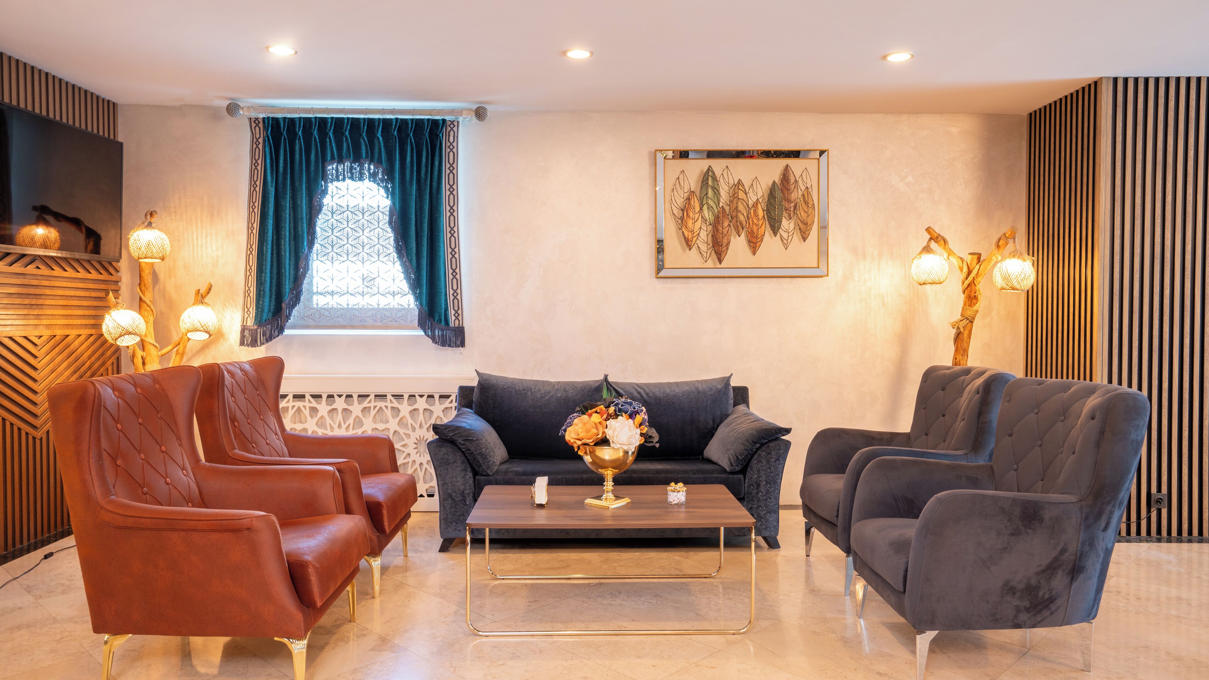 Un saló modern amb un sofà, una taula baixa i il·luminació decorativa.