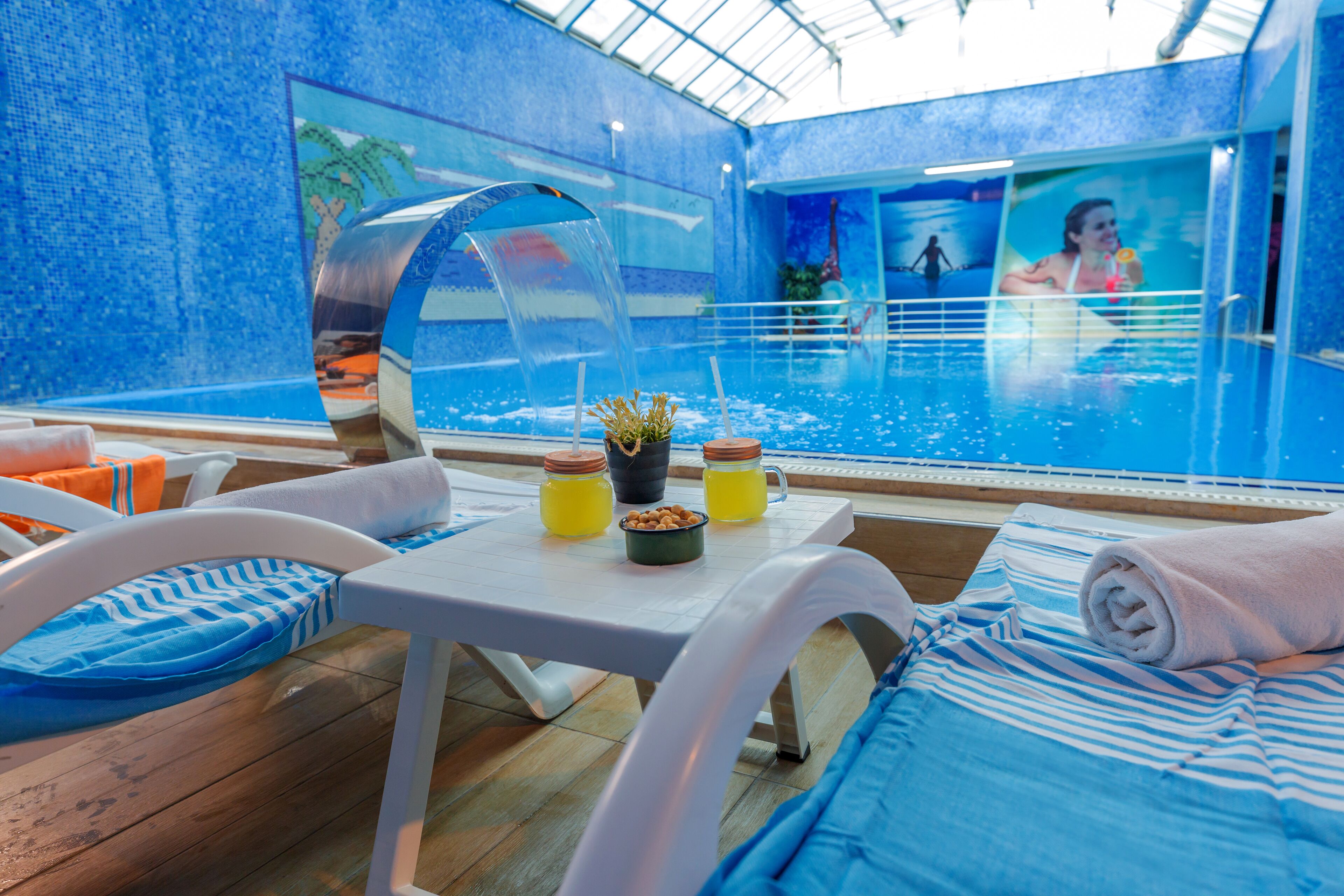 Indoor pool, sun loungers