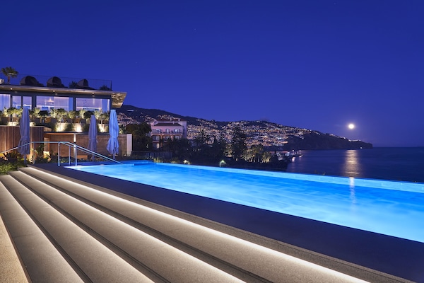 Innenpool, 2 Außenpools, Sonnenschirme, Liegestühle