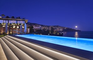 Indoor pool, 2 outdoor pools, pool umbrellas, sun loungers - Les Suites at The Cliff Bay (Funchal)