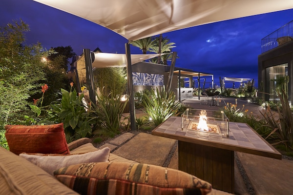2 bars/lounges