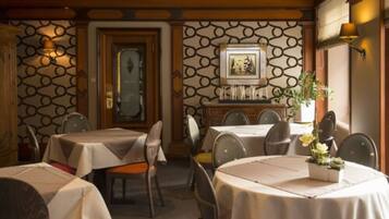 Tägliches Frühstücksbuffet (16 EUR pro Person)