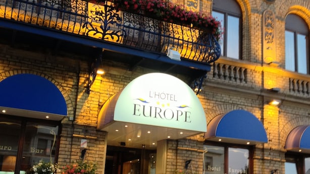 Entrada de hotel com placa indicando "L'Hôtel Europe".