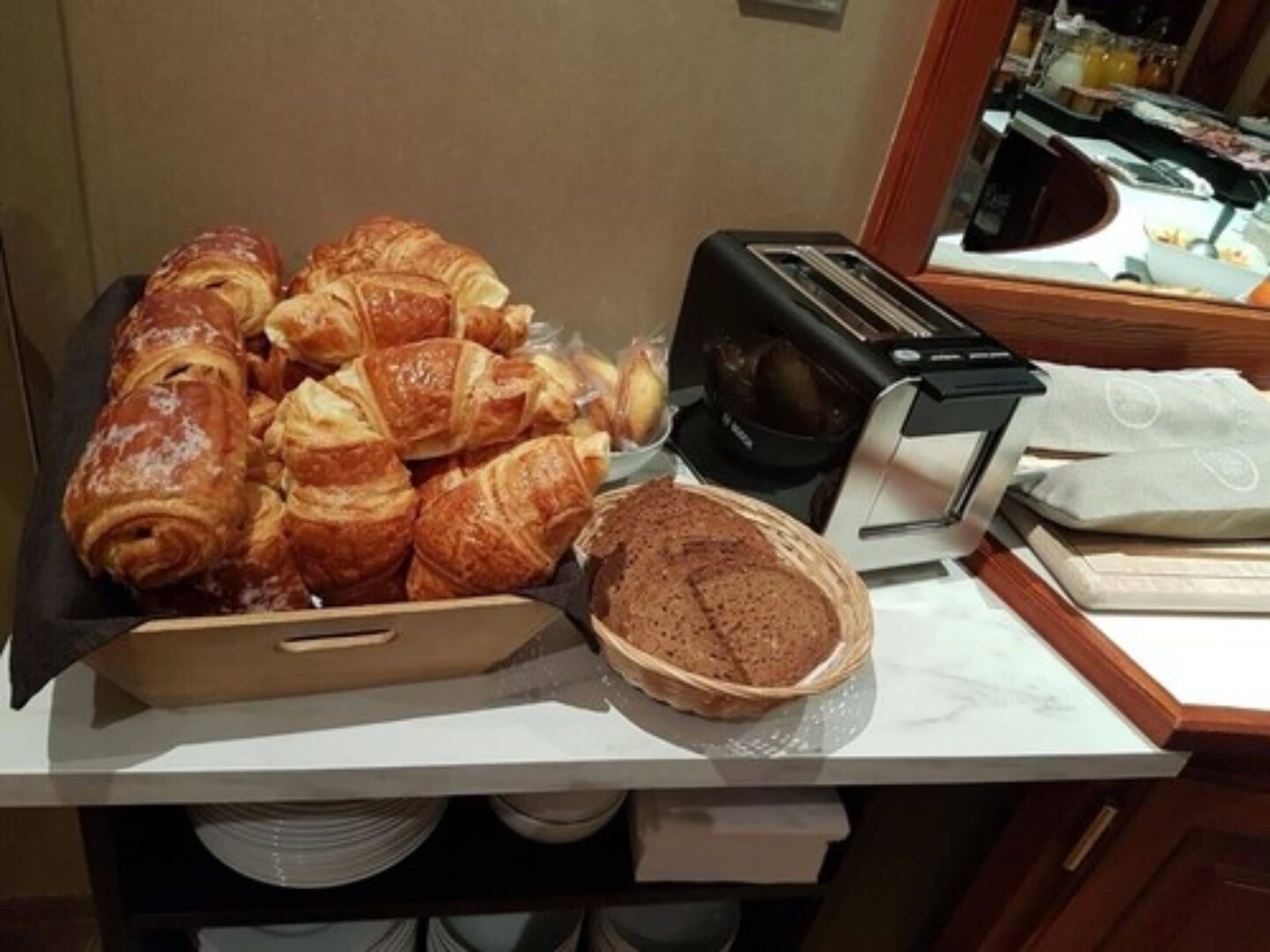 Una bandeja de pasteles y un tostador sobre una encimera de cocina.