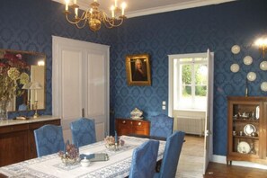 Tägliches kontinentales Frühstück (12 EUR pro Person)