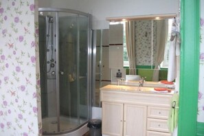 Habitación doble, 1 cama doble, no fumadores | Baño | Secador de pelo y toallas