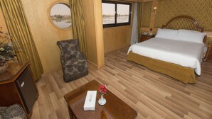 Standard Room, 7 Nights Cruise, from Luxor on Saturday | Minibar, Schreibtisch, Verdunkelungsvorhänge, schallisolierte Zimmer