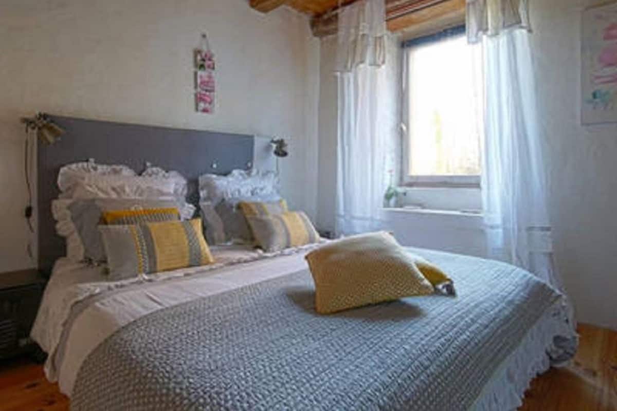 Quarto casal, no piso térreo | Cortinas blackout, ferros/tábuas de passar roupa, Wi-Fi de cortesia