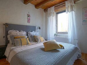 ห้องดับเบิล, ชั้นล่าง | ห้องพักตกแต่งอย่างมีเอกลักษณ์, ผ้าม่านกันแสง, เตารีด/โต๊ะรีดผ้า