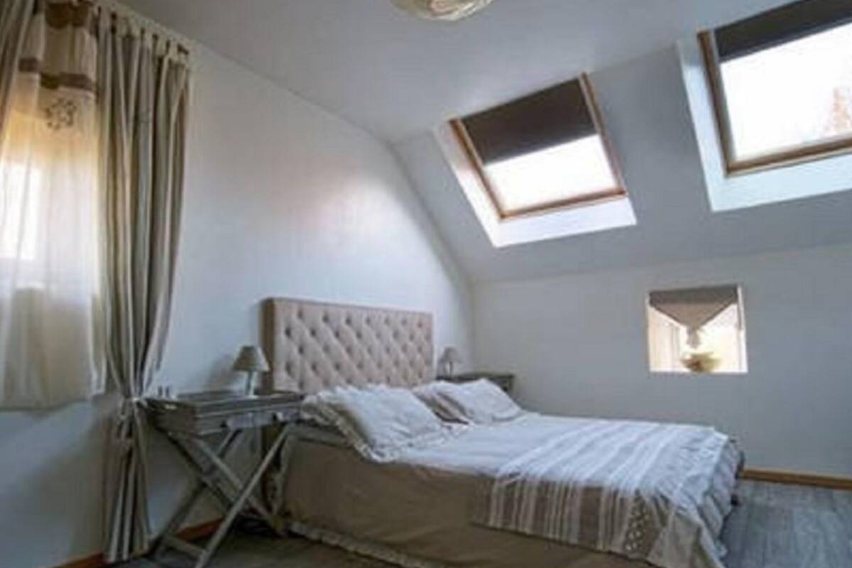 Quarto quádruplo | Cortinas blackout, ferros/tábuas de passar roupa, Wi-Fi de cortesia