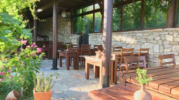 Breakfast, lunch, dinner served; local and international cuisine