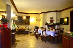 Breakfast, lunch, dinner served; local and international cuisine