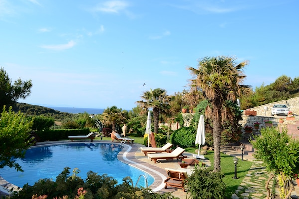 Utendørsbasseng og solsenger