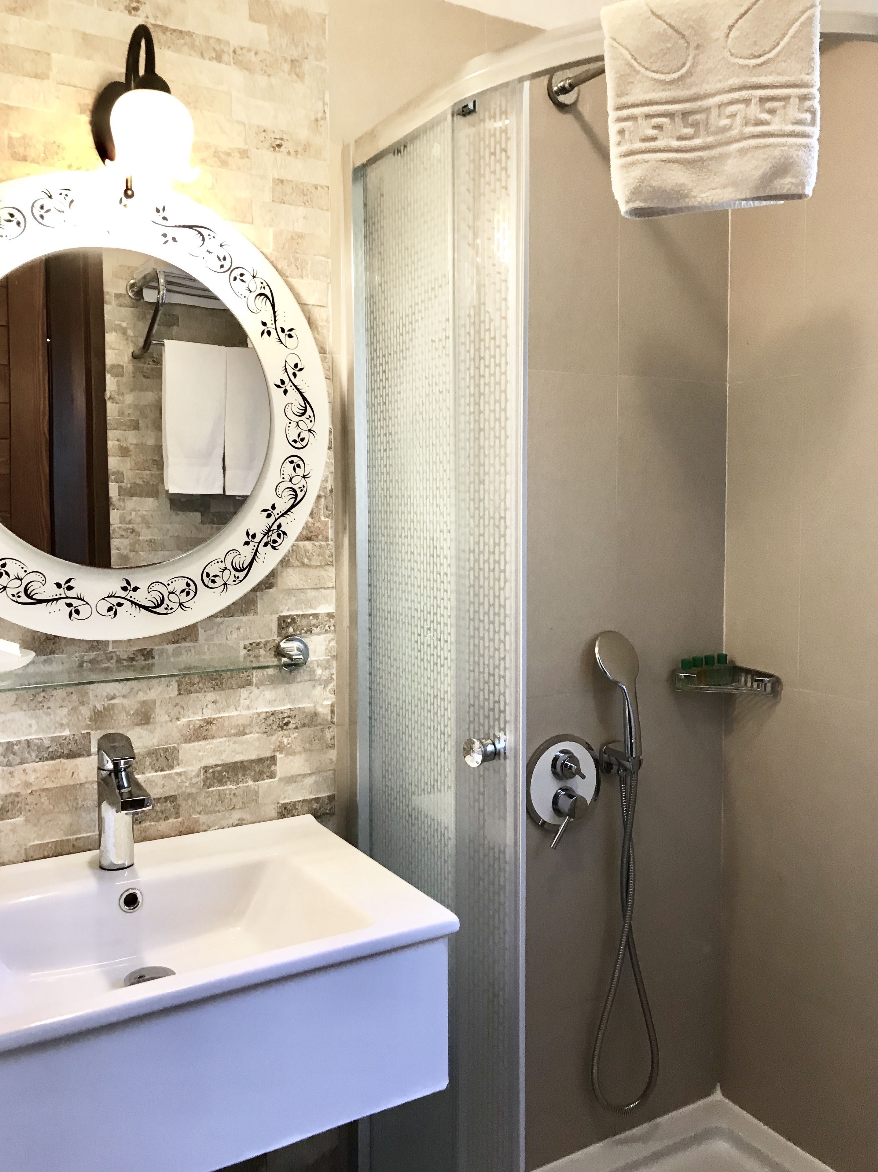 standard double room, 1 double bed | bathroom | shower, free toiletries, hair dryer, slippers