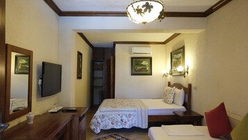 Habitación triple estándar | Ropa de cama de alta calidad, minibar, decoración individual
