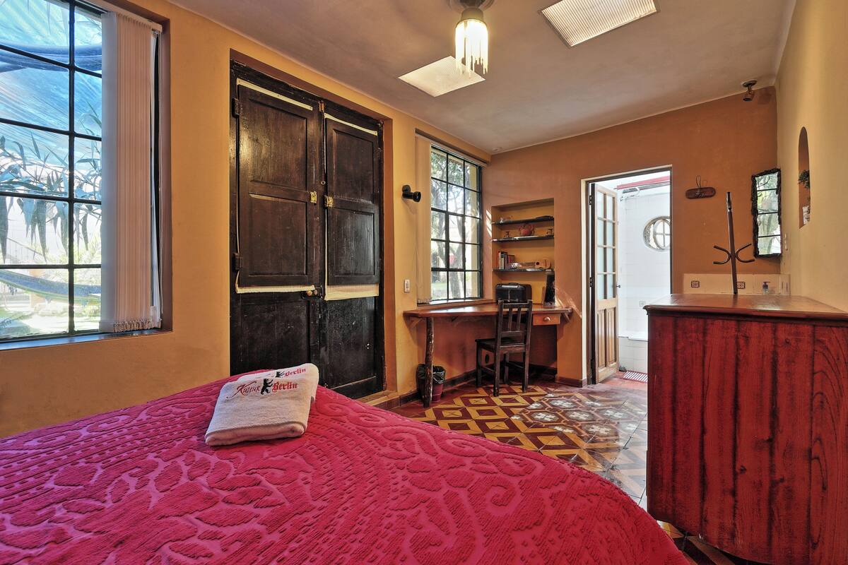 Chambre Double, salle de bains privée, côté jardin | Coffres-forts dans les chambres, Wi-Fi gratuit, draps fournis