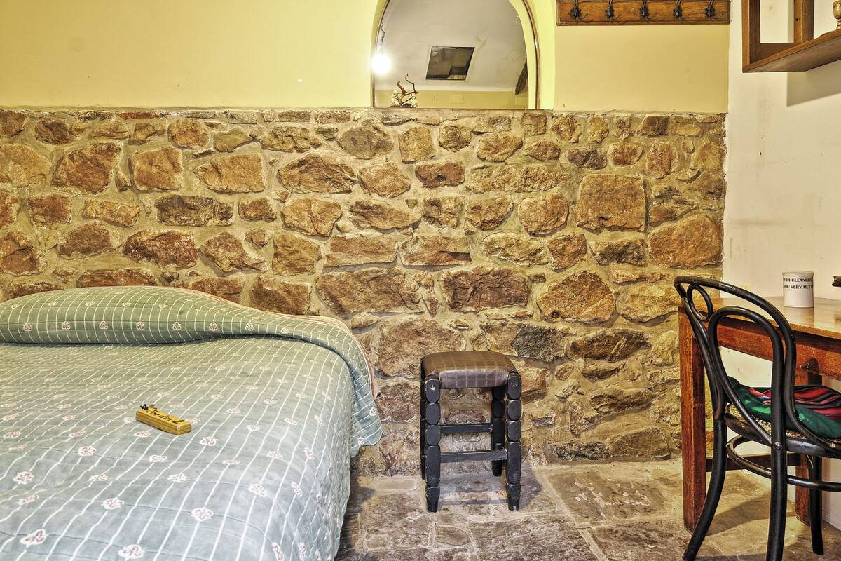 Chambre Simple, 1 grand lit 1 place, salle de bains commune | Coffres-forts dans les chambres, Wi-Fi gratuit, draps fournis