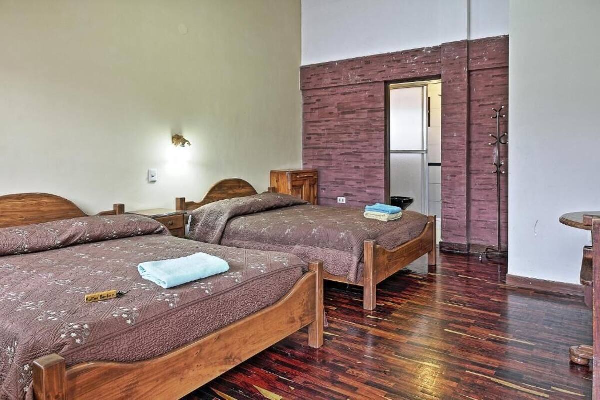 Chambre Quadruple, salle de bains privée | Coffres-forts dans les chambres, Wi-Fi gratuit, draps fournis